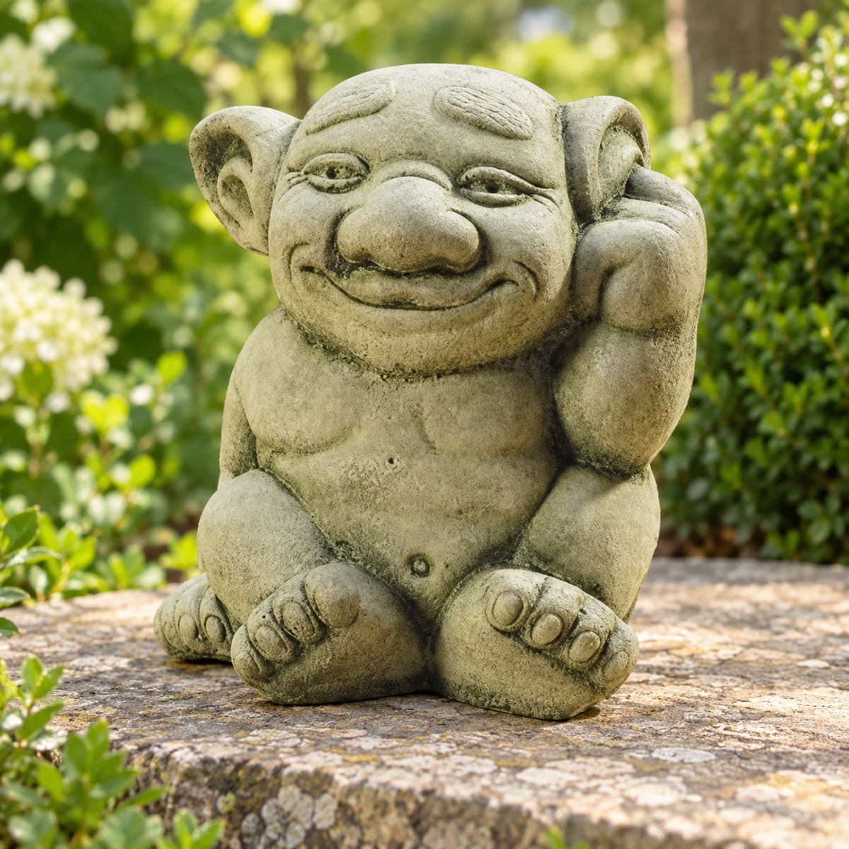Art Decor Produktbild final 2026-09-24 | G570 | Massive Gartenfigur Steinguss Troll "Finger im Ohr" klein, Gnom, Kobold
