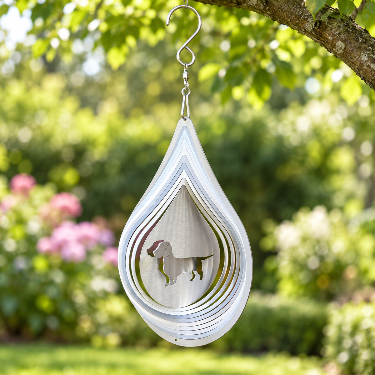 Art Decor Produktbild final 2026-09-24 | T001 | Edelstahl-Windspiel Tropfen Dackel, 18 × 13 cm