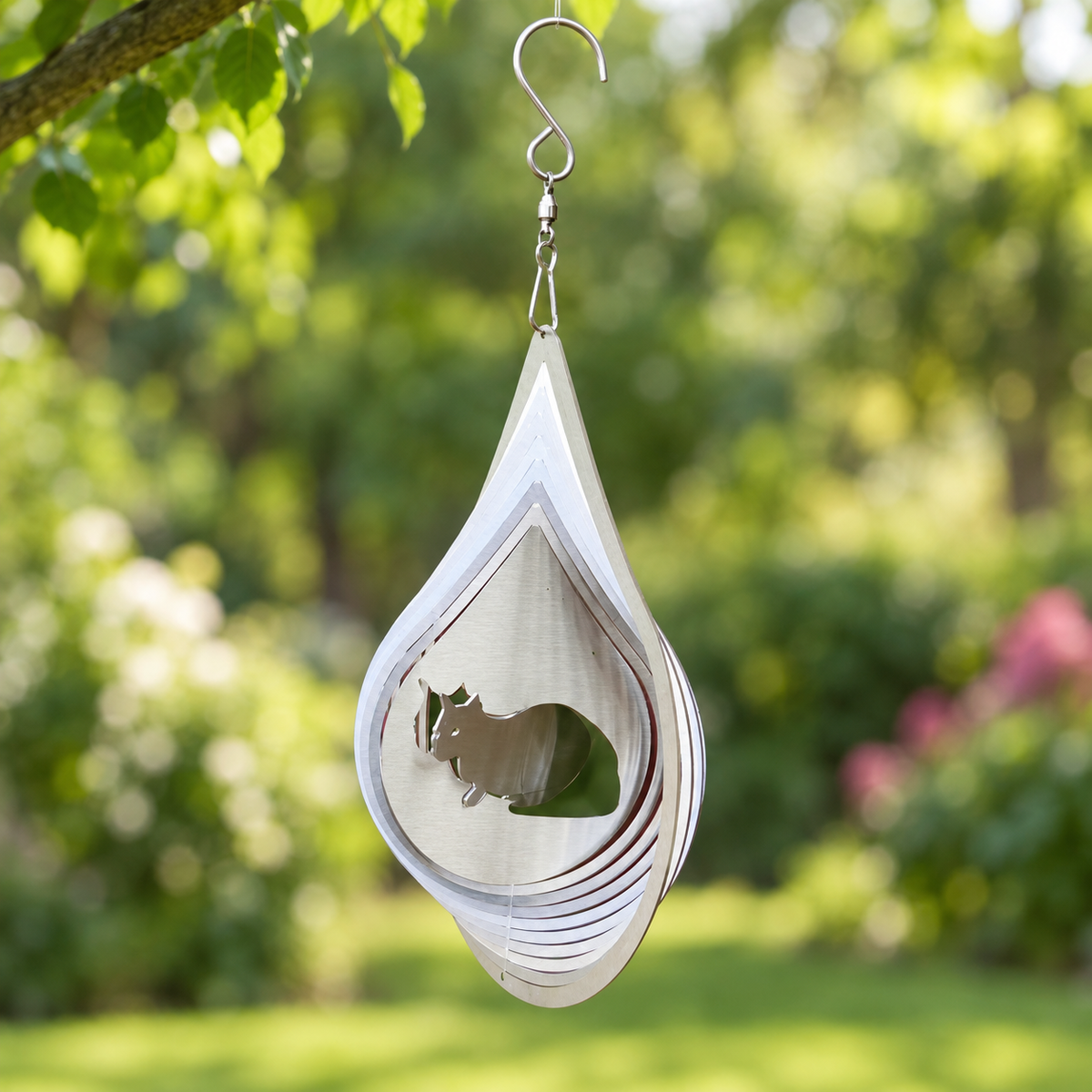 Art Decor Produktbild final 2026-09-24 | T007 | Edelstahl-Windspiel Tropfen Katze liegend, 18 × 13 cm