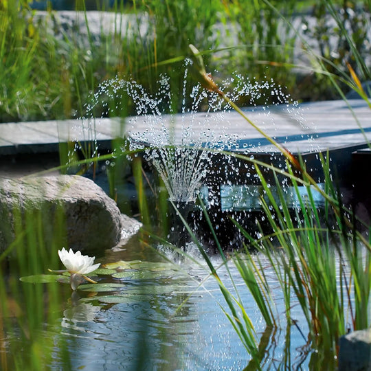 Wasserspielpumpe mit Fontäne im Gartenteich