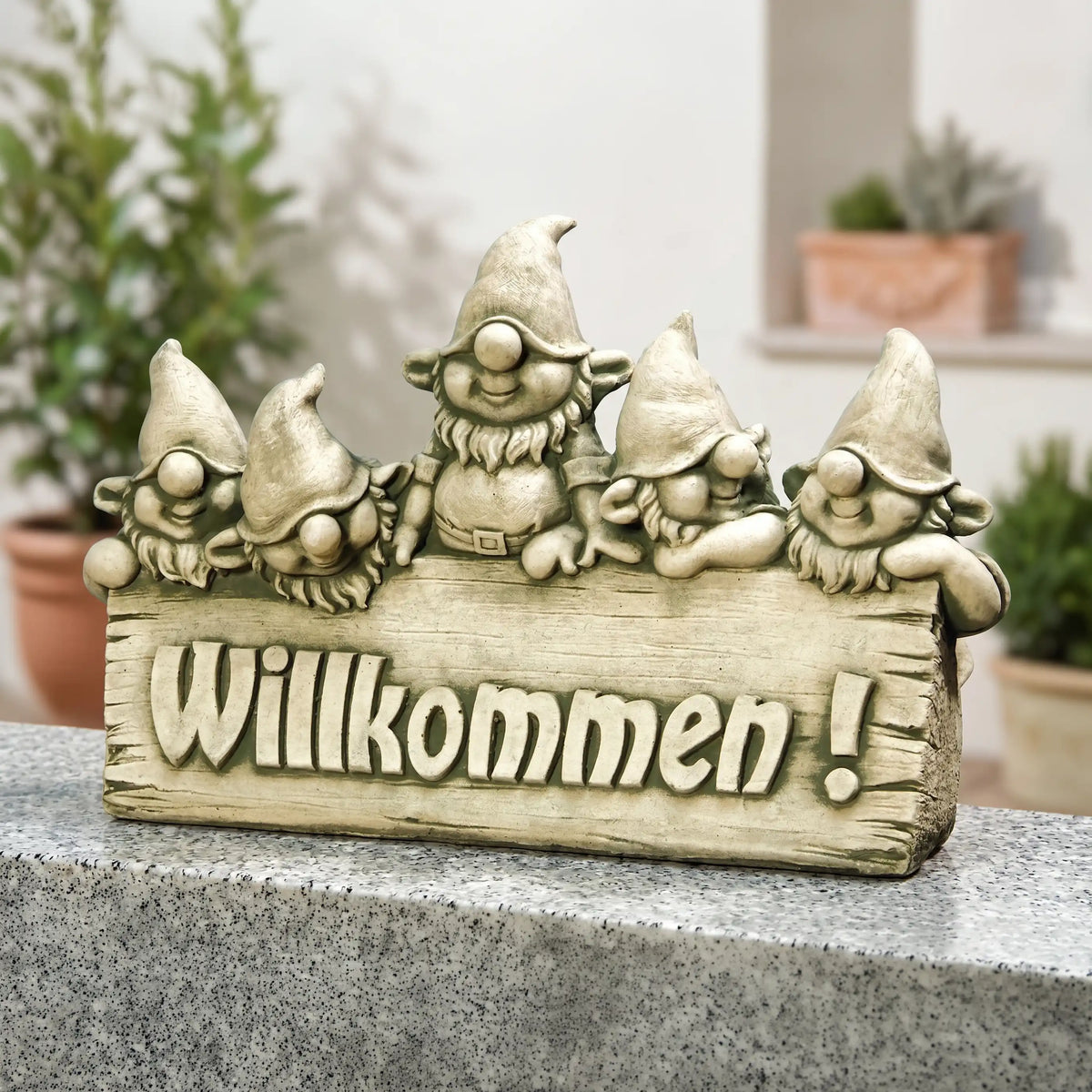 Steinguss-Figuren: Willkommen-Schild mit Zwergen