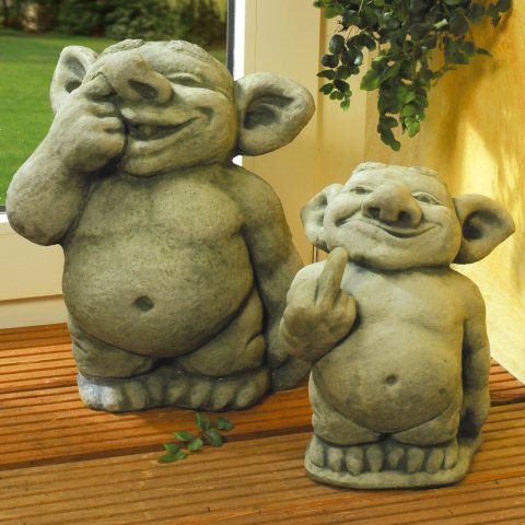 Steinguss Deko Gartenfigur Troll mit Finger in Nase