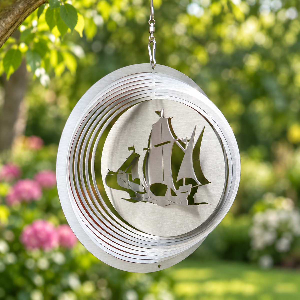 Art Decor Produktbild final 2026-09-24 | K006 | Edelstahl-Windspiel Schiff 2, Ø 20 cm