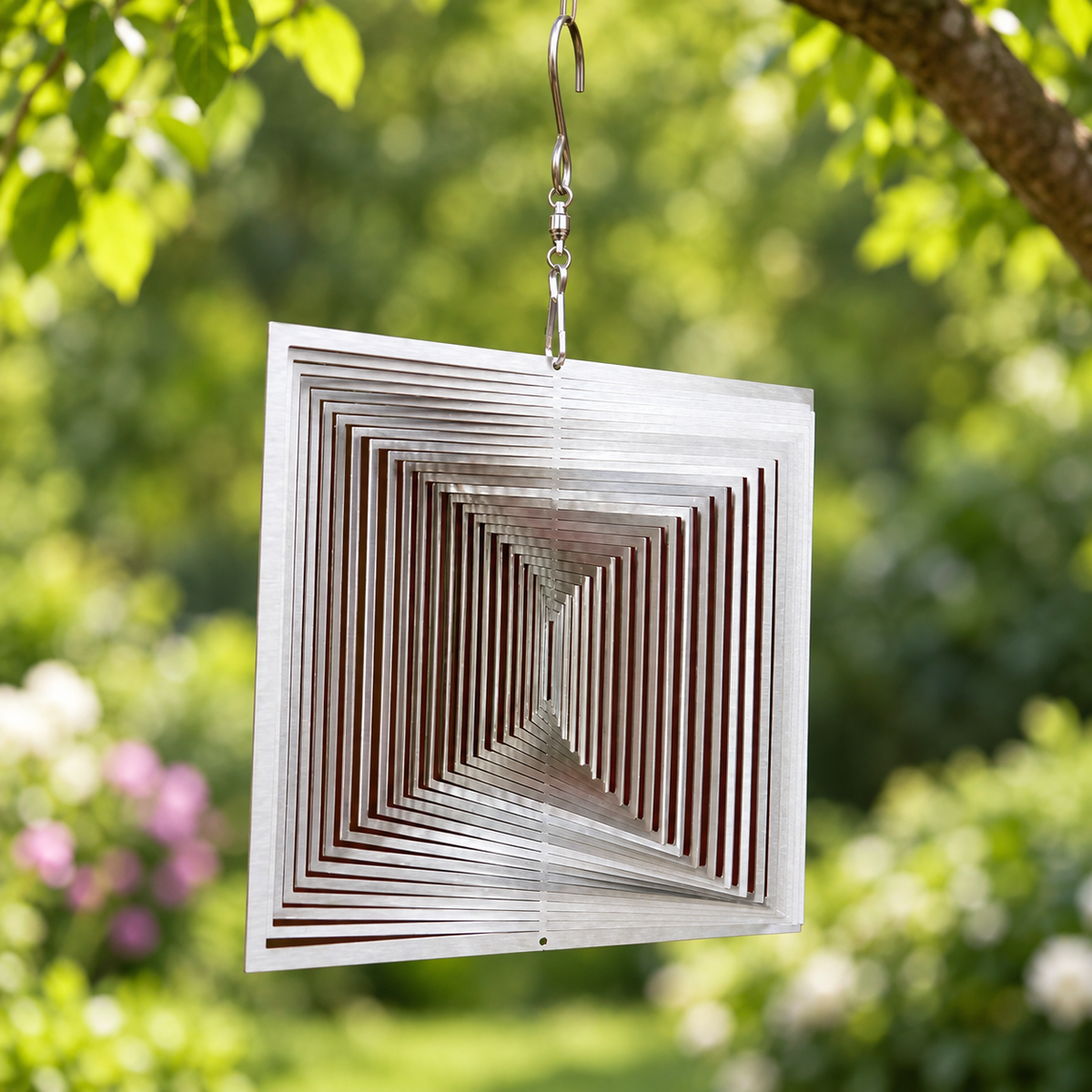 Art Decor Produktbild final 2026-09-24 | S003 | Edelstahl-Windspiel Viereck, 15 × 15 cm