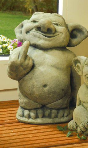 Steinguss Deko Gartenfigur Troll mit Stinkefinger