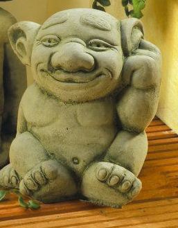 Steinguss Deko Gartenfigur Troll mit Finger in Ohr