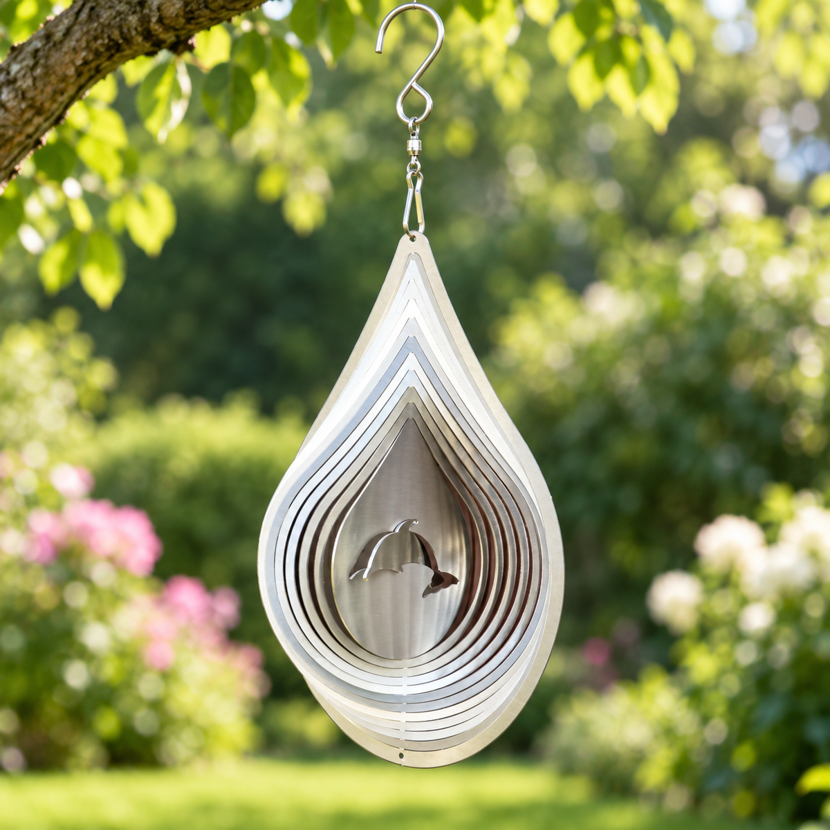 Art Decor Produktbild final 2026-09-24 | T002 | Edelstahl-Windspiel Tropfen Delphin, 18 × 13 cm