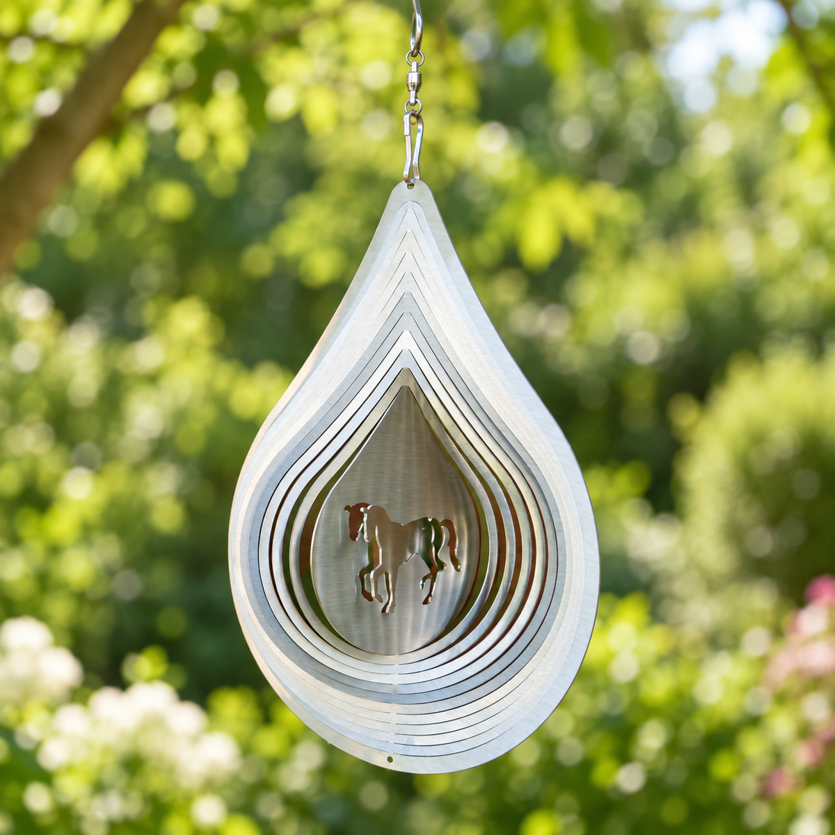 Art Decor Produktbild final 2026-09-24 | T003 | Edelstahl-Windspiel Tropfen Pferd im Trab, 18 × 13 cm