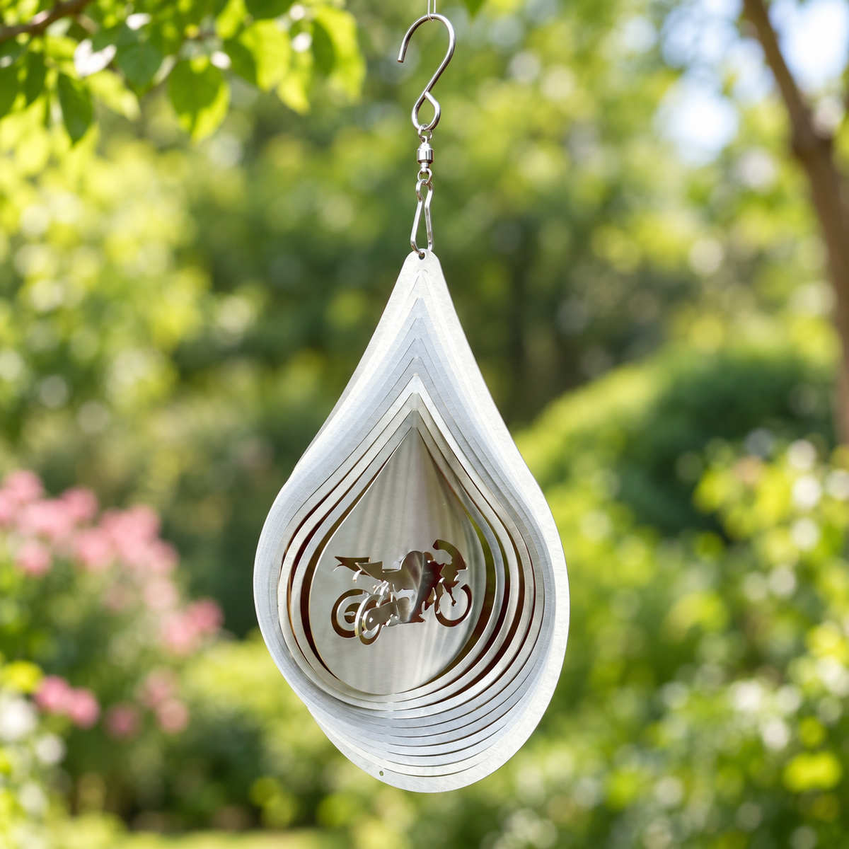 Art Decor Produktbild final 2026-09-24 | T008 | Edelstahl-Windspiel Tropfen Motorrad, 18 × 13 cm